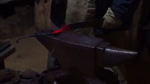 Blacksmith forging metal tools 库存影片 72184986