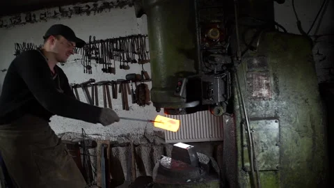 Blacksmith Forging Red Hot Iron Under Huge Press Vídeo Stock 133077364