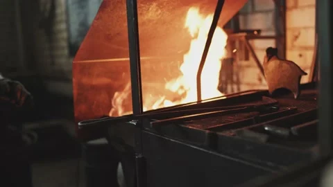 Blacksmith girl working in her workshop Vídeos de archivo 155349086