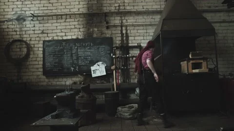Blacksmith girl working in her workshop Vídeos de archivo 155349516
