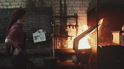 Blacksmith girl working in her workshop Vídeos de archivo 155349518