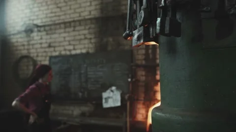 Blacksmith girl working in her workshop Vídeos de archivo 155349519