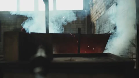 Blacksmith girl working in her workshop Vídeos de archivo 155349520