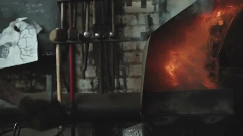 Blacksmith girl working in her workshop Vídeos de archivo 155349522