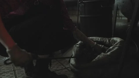 Blacksmith girl working in her workshop Vídeos de archivo 155349528