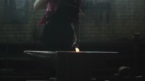 Blacksmith girl working in her workshop Vídeos de archivo 155349531