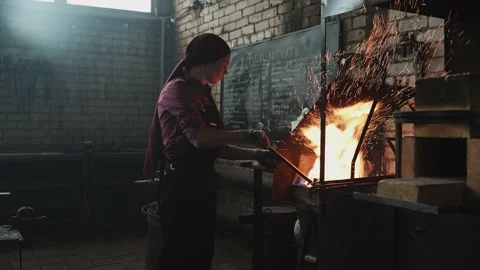 Blacksmith girl working in her workshop Vídeos de archivo 155349532
