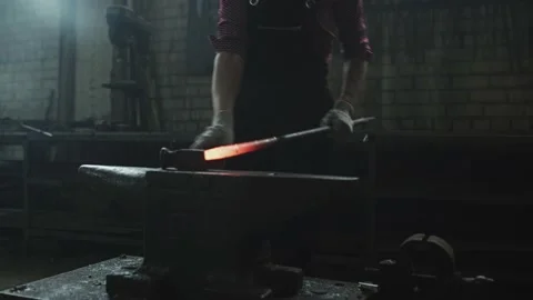 Blacksmith girl working in her workshop Vídeos de archivo 155349534