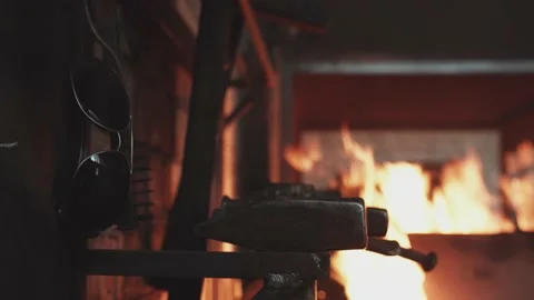 Blacksmith girl working in her workshop Vídeos de archivo 155349538