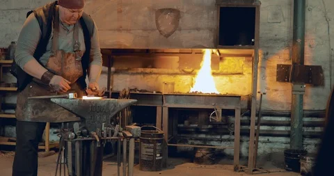 Blacksmith hammer knocks on the product on the anvil Vídeo Stock 98659795