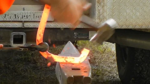 Blacksmith hammering iron in slow motion HD Видео 96755184