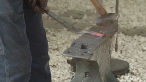 Blacksmith hammering metal Vídeo Stock 243858616