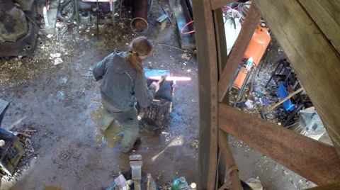 Blacksmith hammering a sword Stockbeeldmateriaal 48669635