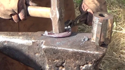 The blacksmith hammers on the horseshoe Video stock 79924310