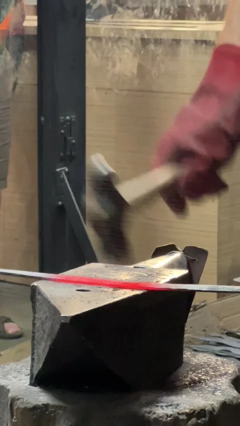 Blacksmith Hand Hammering Red Hot Metal On Anvil In Workshop Stockbeeldmateriaal 346962207