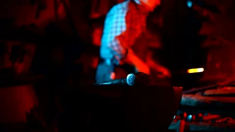 Blacksmith, A man blacksmith forging a hot knife blade using a hammer 库存影片 150732914