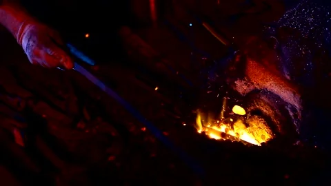 Blacksmith, A man blacksmith forging a hot knife blade using a hammer 库存影片 150735973