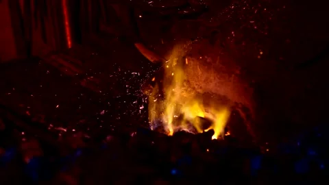 Blacksmith, A man blacksmith forging a hot knife blade using a hammer 库存影片 150735995