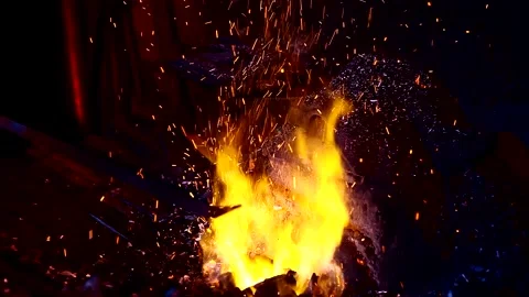 Blacksmith, A man blacksmith forging a hot knife blade using a hammer 库存影片 150736089