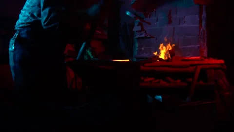 Blacksmith, A man blacksmith forging a hot knife blade using a hammer 库存影片 150736111