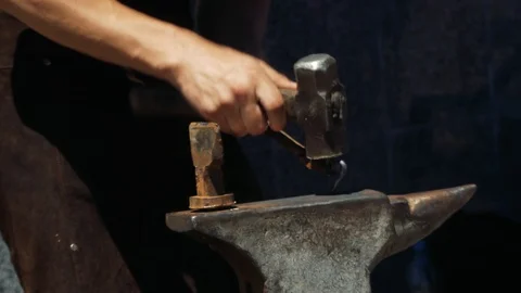 The blacksmith manually forged a heart out of metal. With a hammer and tongs, Видео 110836567