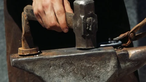 The blacksmith manually forged a heart out of metal. With a hammer and tongs, Vídeo Stock 110836575