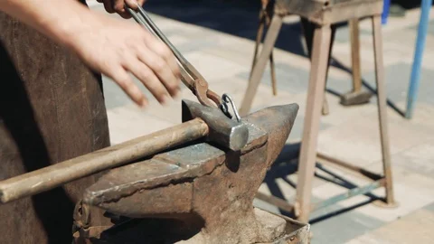 The blacksmith manually forged a heart out of metal. With a hammer and tongs, Vídeo Stock 110836736