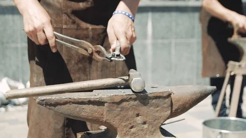 The blacksmith manually forged a heart out of metal. With a hammer and tongs, 库存影片 111265497