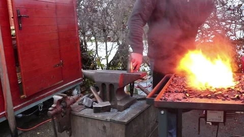 The blacksmith manually forging the molten metal 스톡 동영상 83475990