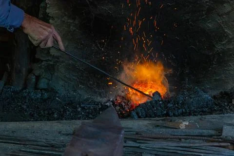 Blacksmith manually forging the molten metal Stock-Fotos