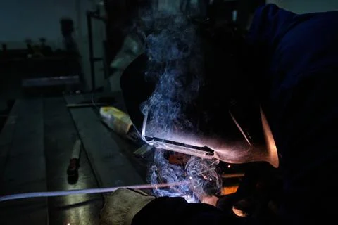 Blacksmith melting iron Foto stock