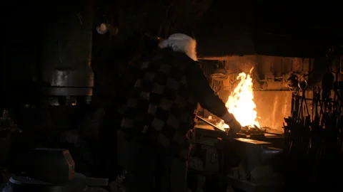 Blacksmith near the fire Video stock 105631310