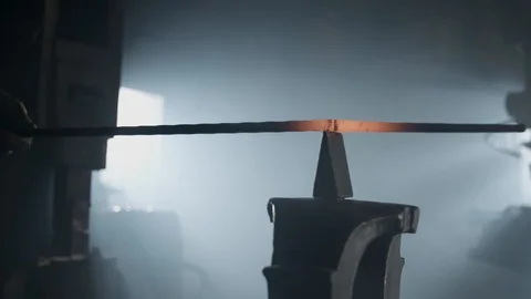 Blacksmith pounding and forging a hot iron bar 動画素材 92058578