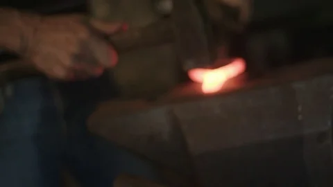 Blacksmith shapes metal by hitting it with hammer 動画素材 89327372