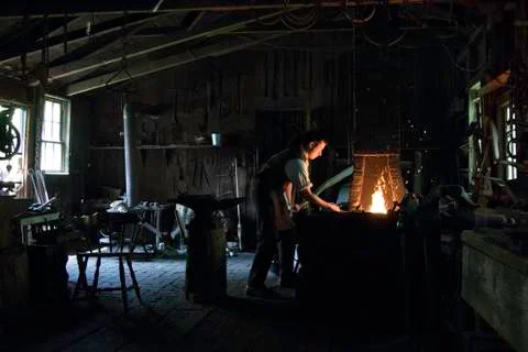 Blacksmith Smith Farrier Forging Molten Molten Metal Foto stock
