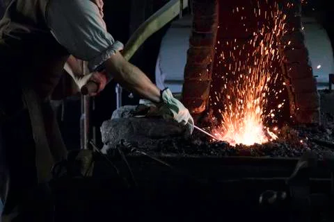 Blacksmith Smith Farrier Forging Molten Molten Metal Foto stock