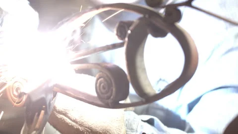 Blacksmith welding metal Vídeo Stock 243867772
