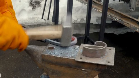 A blacksmith at work, forges hot metal. Metal Workshop 動画素材 128994487