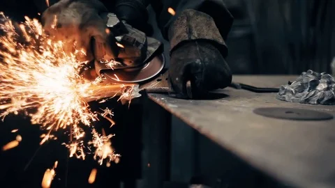 Blacksmith at work in his workshop Vidéo 80638285