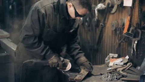 Blacksmith at work in his workshop Vídeo Stock 80712278