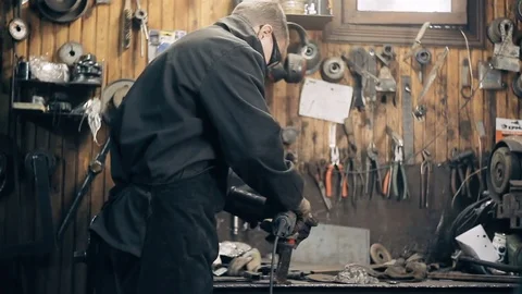 Blacksmith at work in his workshop Vídeo Stock 83239380