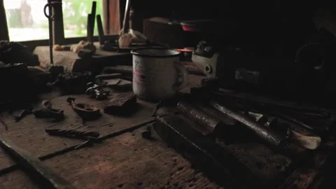Blacksmith work table, white iron mug, blacksmith tools on a wooden table Vidéo 163679071