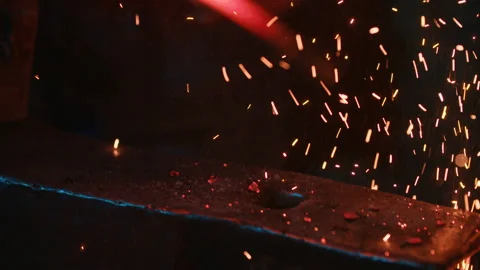 Blacksmith Working On An Anvil Vídeo Stock 130246957