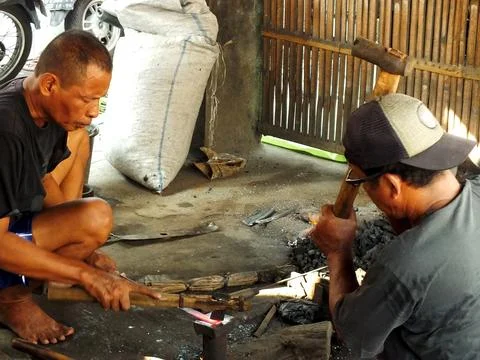 Blacksmith working at his workshop Foto stock