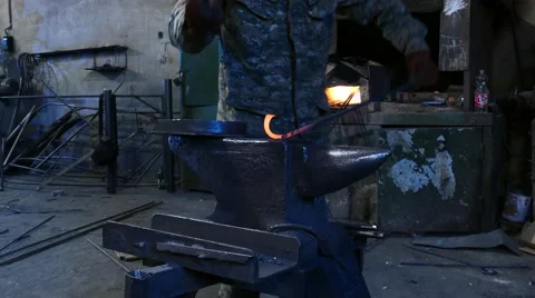 Blacksmith Working on Metal Vidéo 58677784