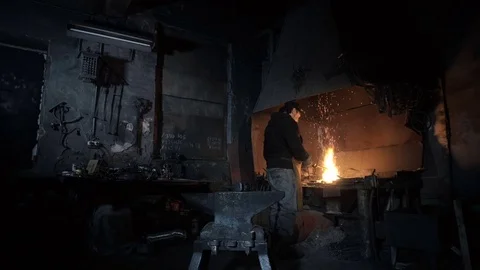 Blacksmith working in the smithy 库存影片 69863651