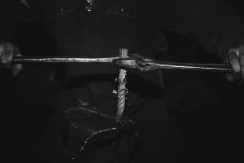 Blacksmith working with vise Stock-Fotos