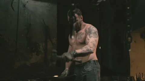 Blacksmith works in a blacksmith. Видео 109601091