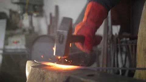 Blacksmith works with a hammer on a sword on anvil. Vidéo 88731409