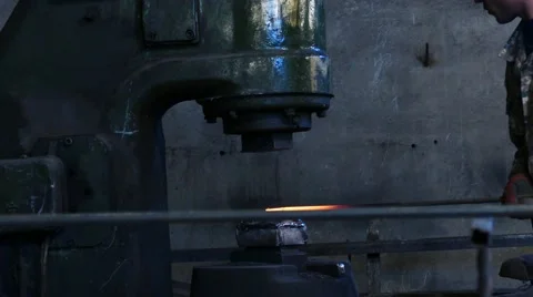 Blacksmiths Machine Working with Metal Vidéo 58678207